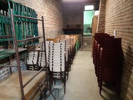 La réserve de la salle des fêtes - chaises et tables